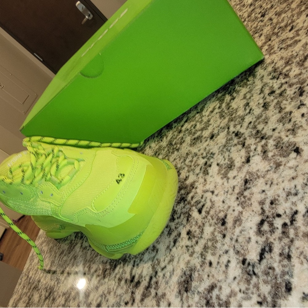 Balenciaga neon Green UK 43 US 10 worn just once - Picture 4 of 7